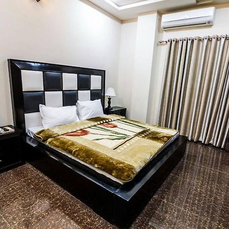 Midway Hotel & Restaurant Sadiqabad Extérieur photo