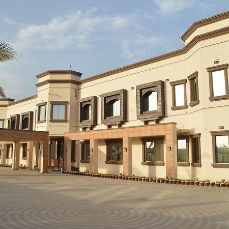 Midway Hotel & Restaurant Sadiqabad Extérieur photo