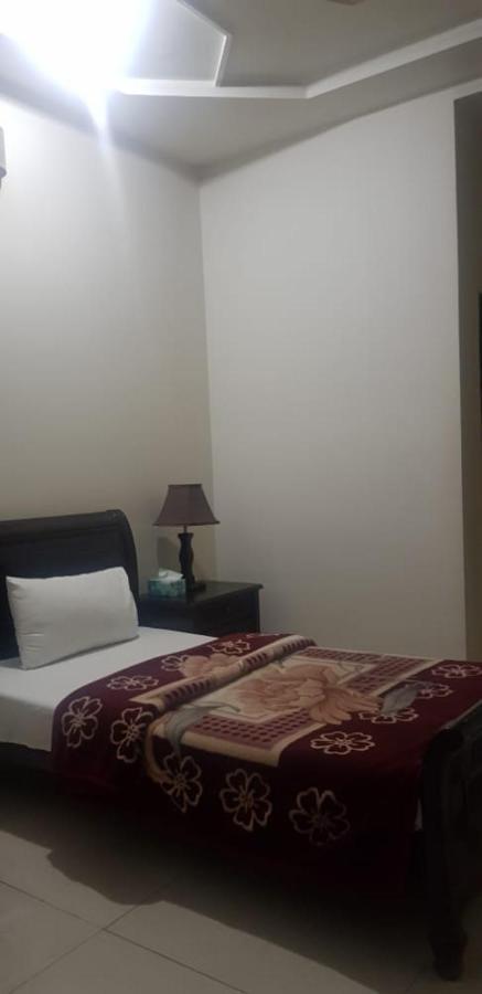 Midway Hotel & Restaurant Sadiqabad Extérieur photo