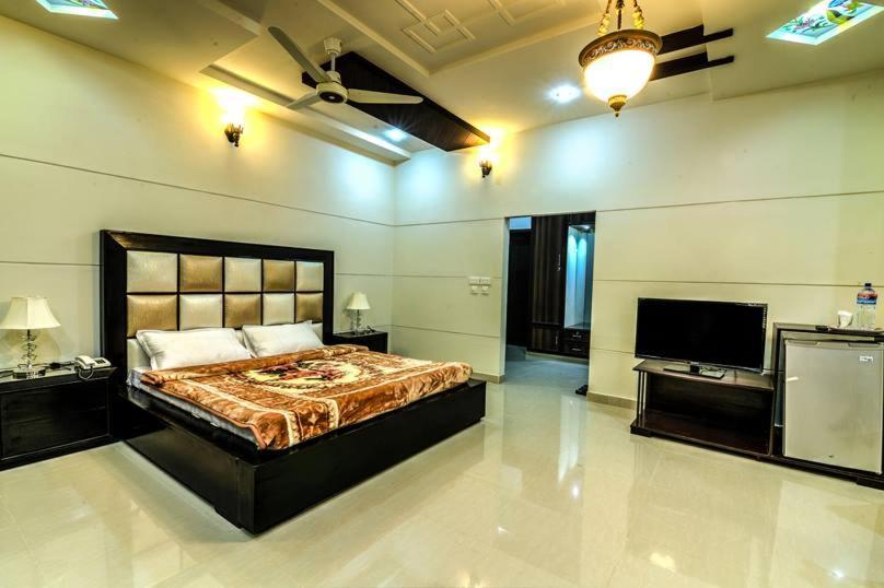 Midway Hotel & Restaurant Sadiqabad Extérieur photo