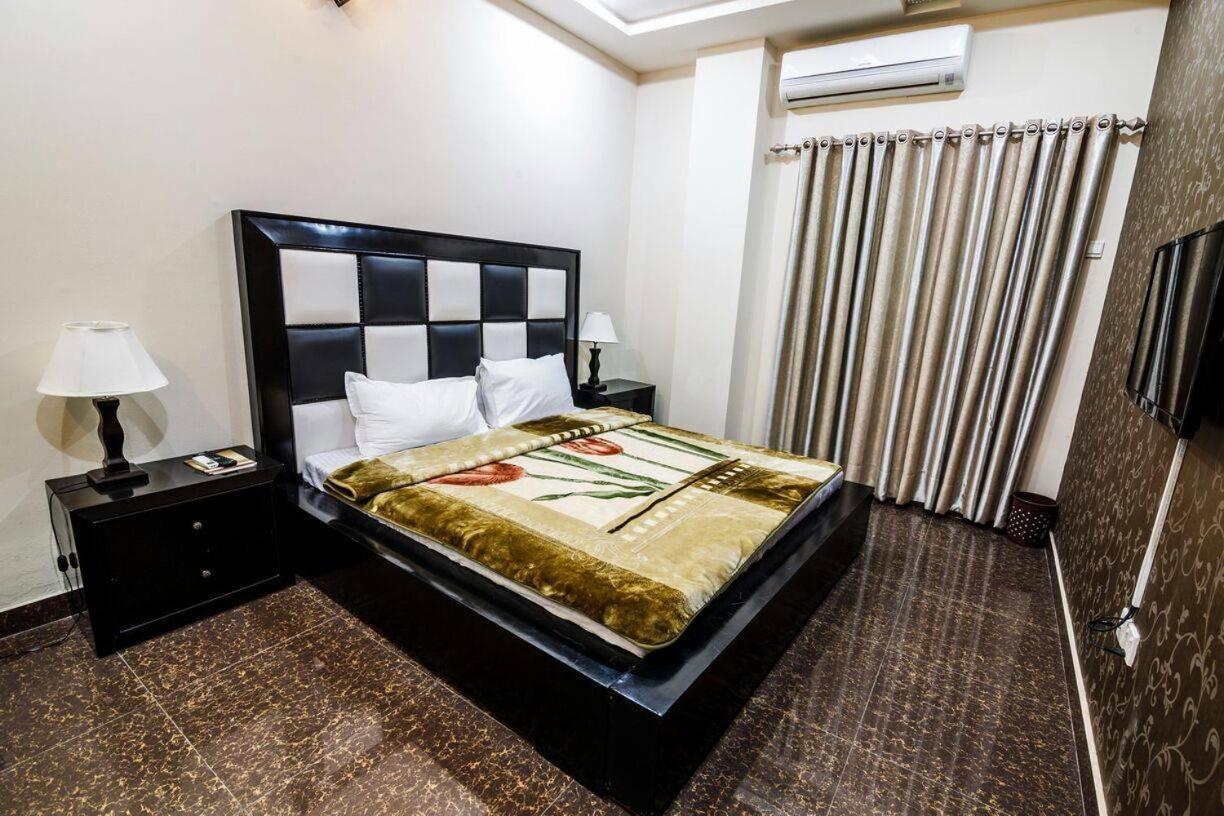 Midway Hotel & Restaurant Sadiqabad Extérieur photo