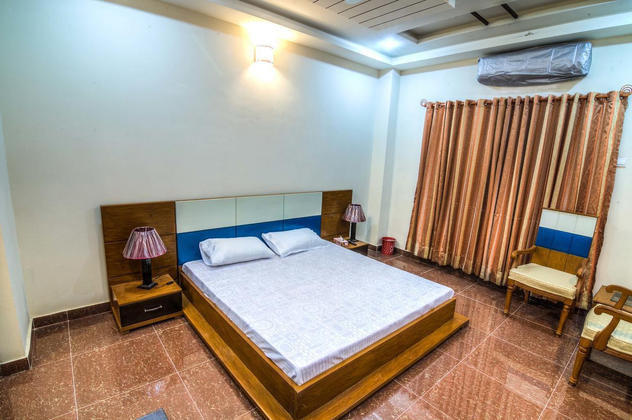 Midway Hotel & Restaurant Sadiqabad Extérieur photo