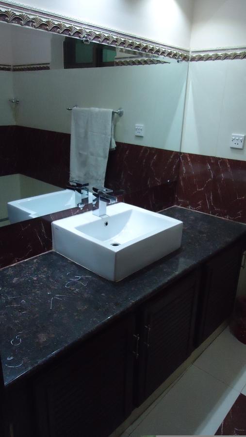 Midway Hotel & Restaurant Sadiqabad Extérieur photo