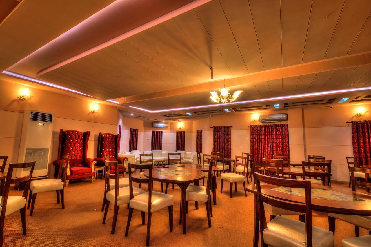 Midway Hotel & Restaurant Sadiqabad Extérieur photo
