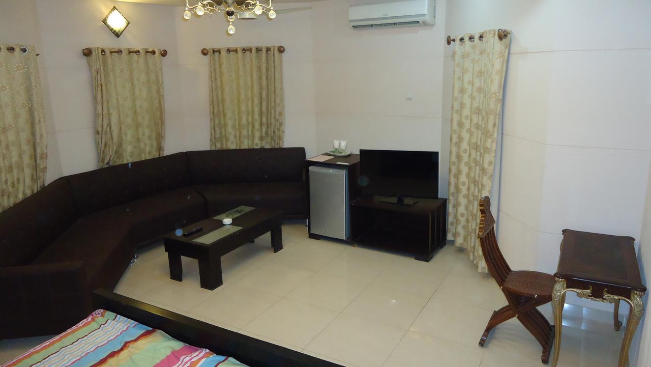 Midway Hotel & Restaurant Sadiqabad Extérieur photo