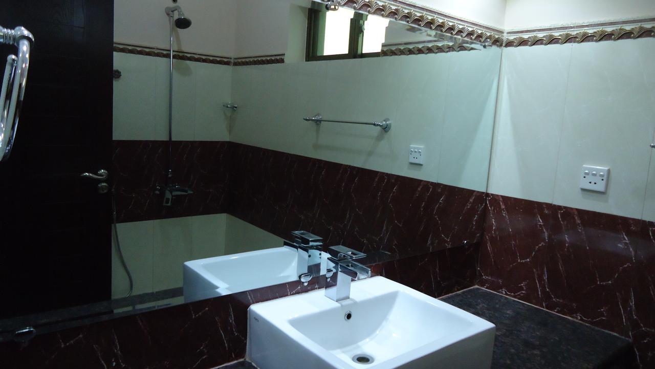 Midway Hotel & Restaurant Sadiqabad Extérieur photo