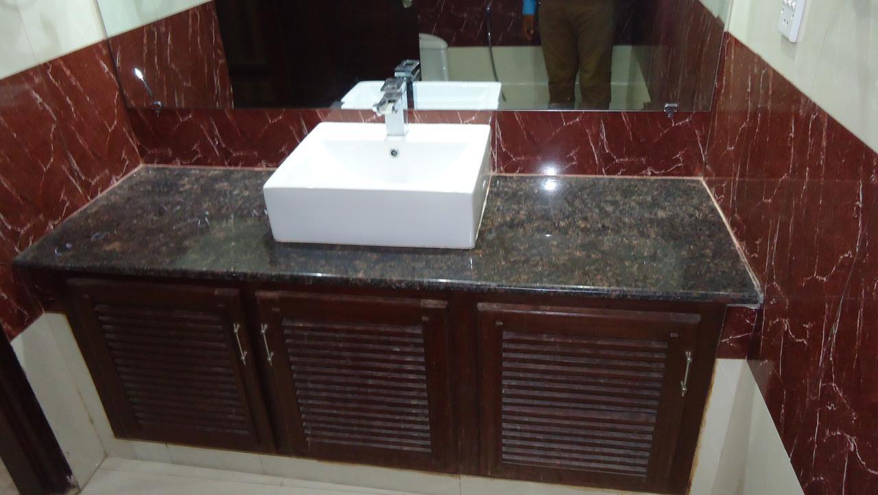 Midway Hotel & Restaurant Sadiqabad Extérieur photo