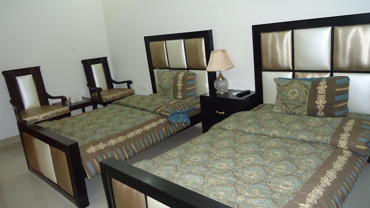Midway Hotel & Restaurant Sadiqabad Extérieur photo