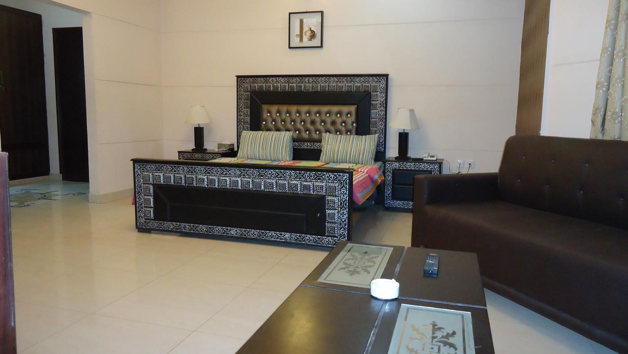 Midway Hotel & Restaurant Sadiqabad Extérieur photo