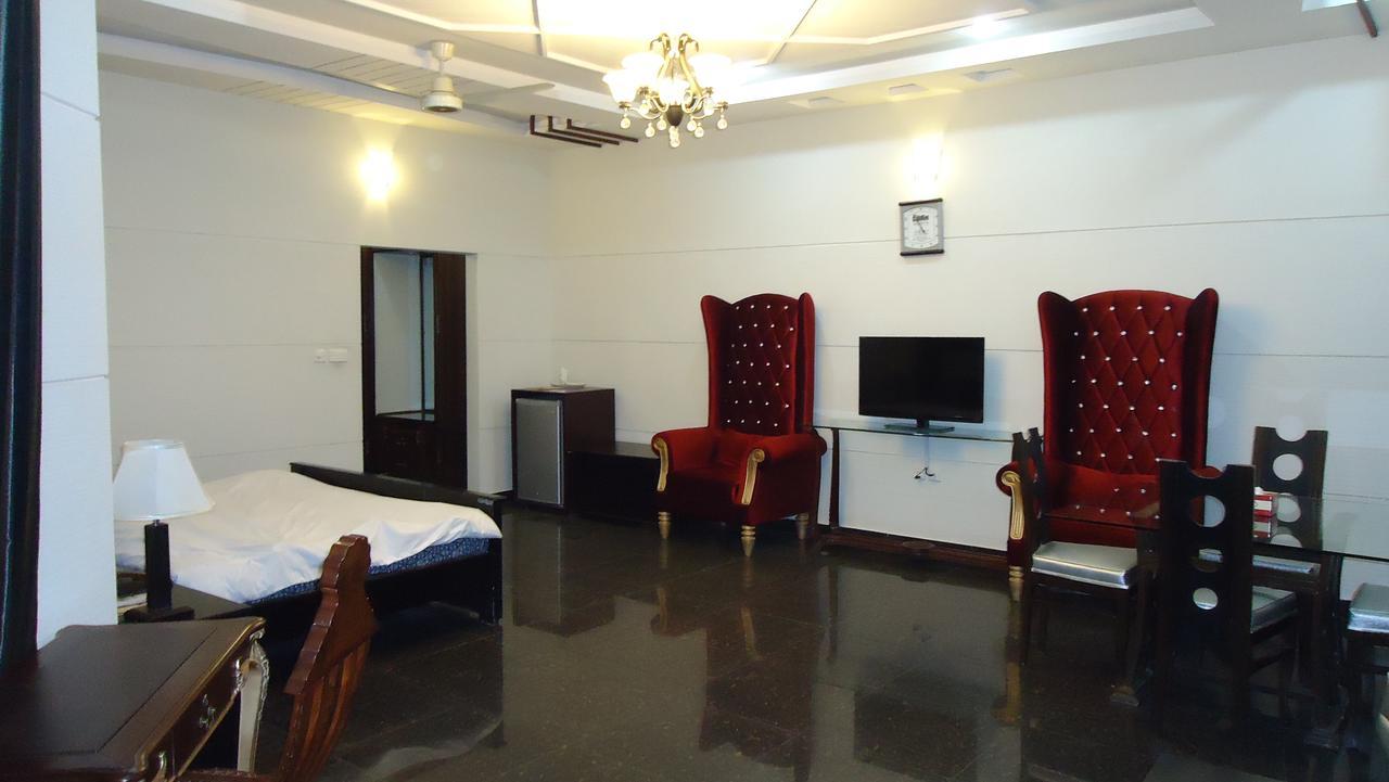 Midway Hotel & Restaurant Sadiqabad Extérieur photo