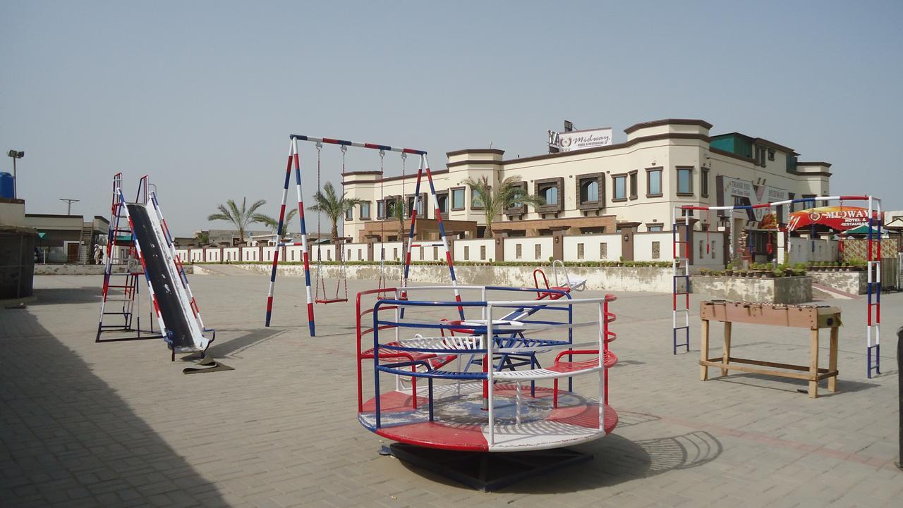 Midway Hotel & Restaurant Sadiqabad Extérieur photo