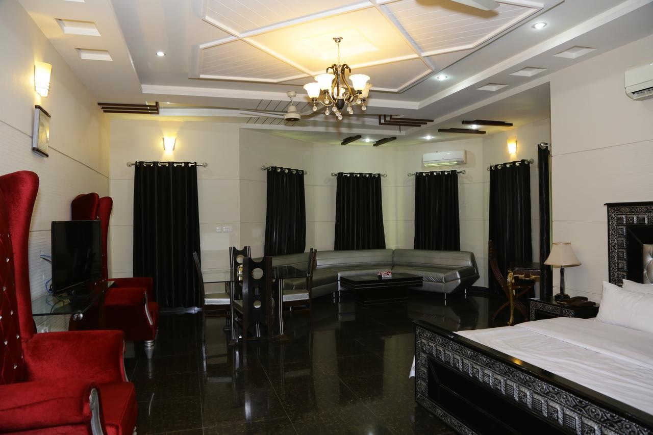 Midway Hotel & Restaurant Sadiqabad Extérieur photo