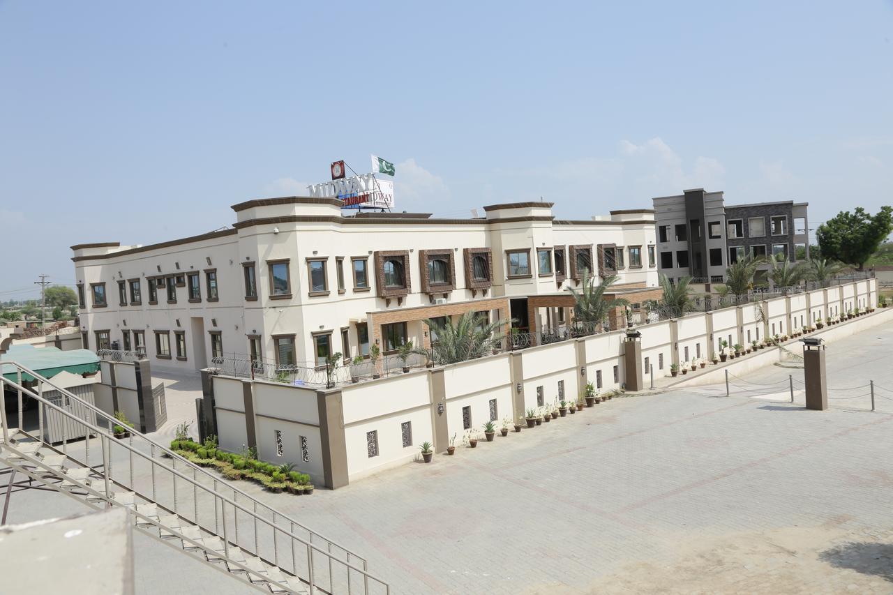 Midway Hotel & Restaurant Sadiqabad Extérieur photo