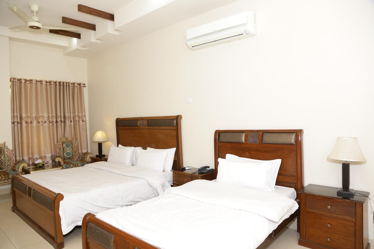 Midway Hotel & Restaurant Sadiqabad Extérieur photo