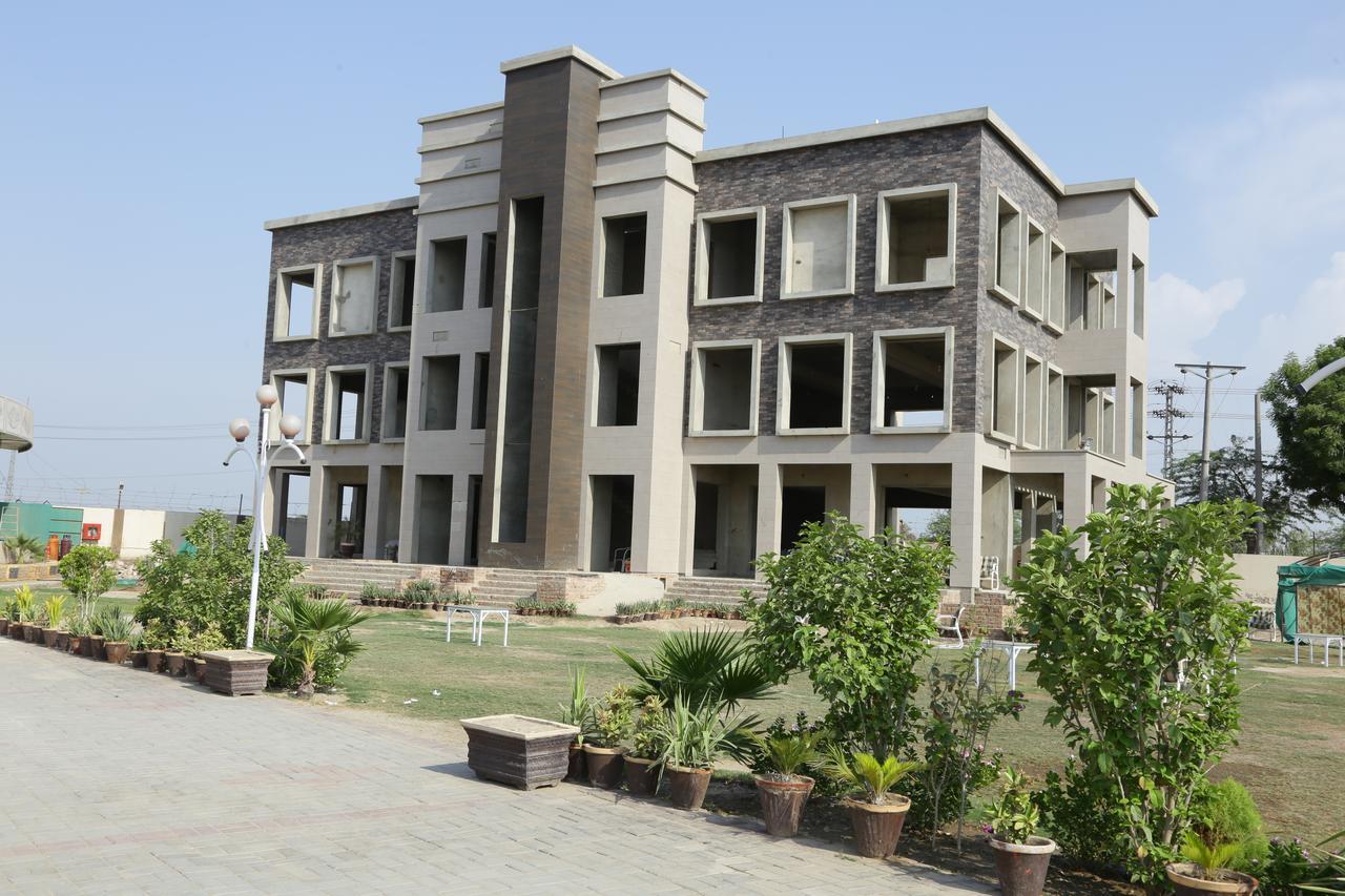 Midway Hotel & Restaurant Sadiqabad Extérieur photo