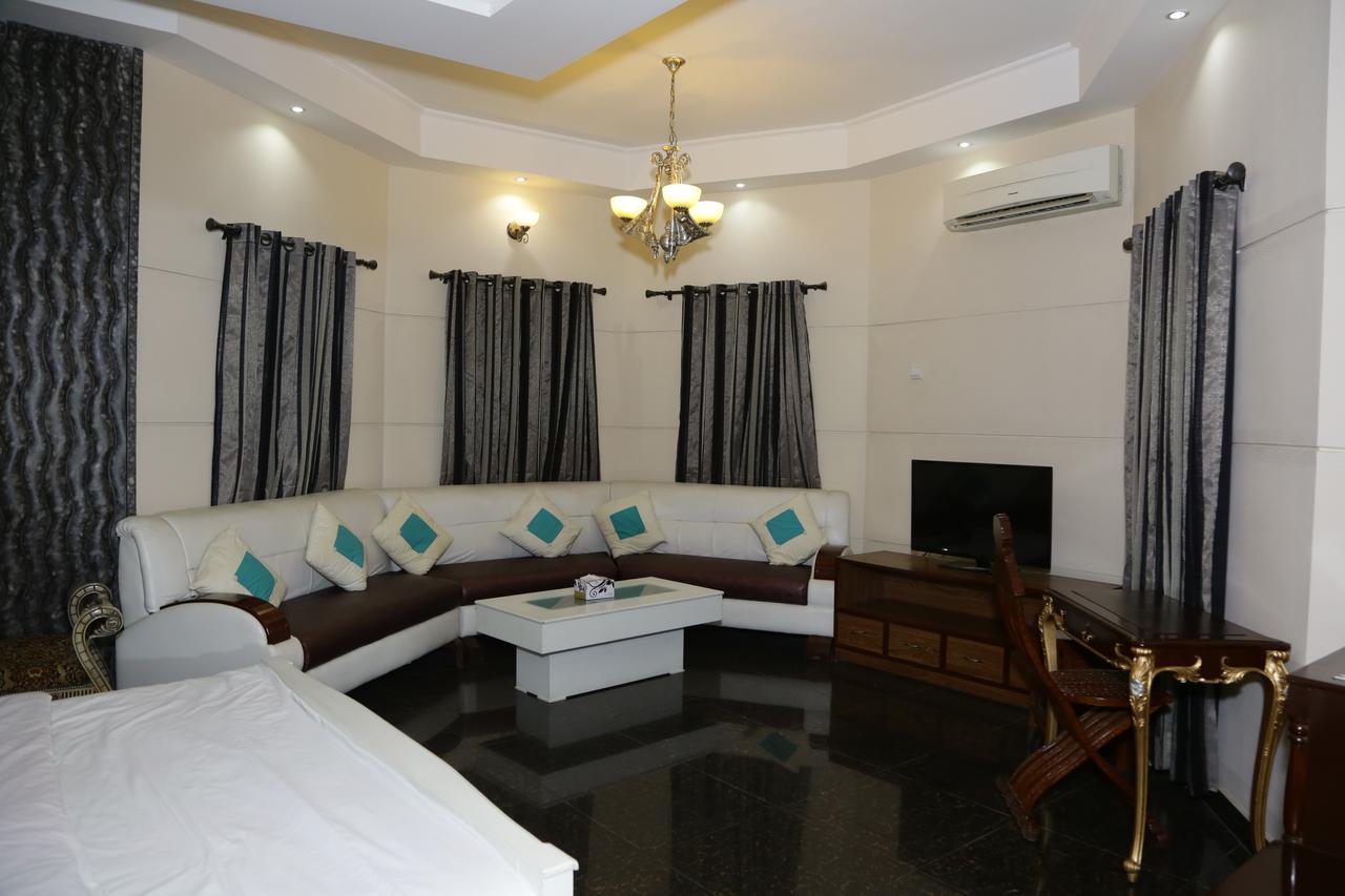 Midway Hotel & Restaurant Sadiqabad Extérieur photo