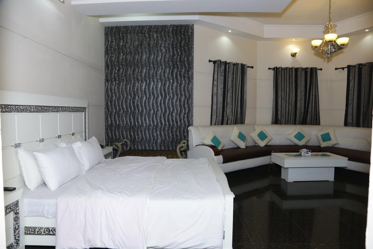 Midway Hotel & Restaurant Sadiqabad Extérieur photo