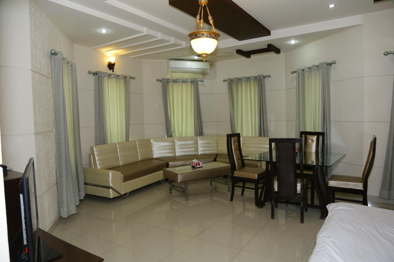 Midway Hotel & Restaurant Sadiqabad Extérieur photo
