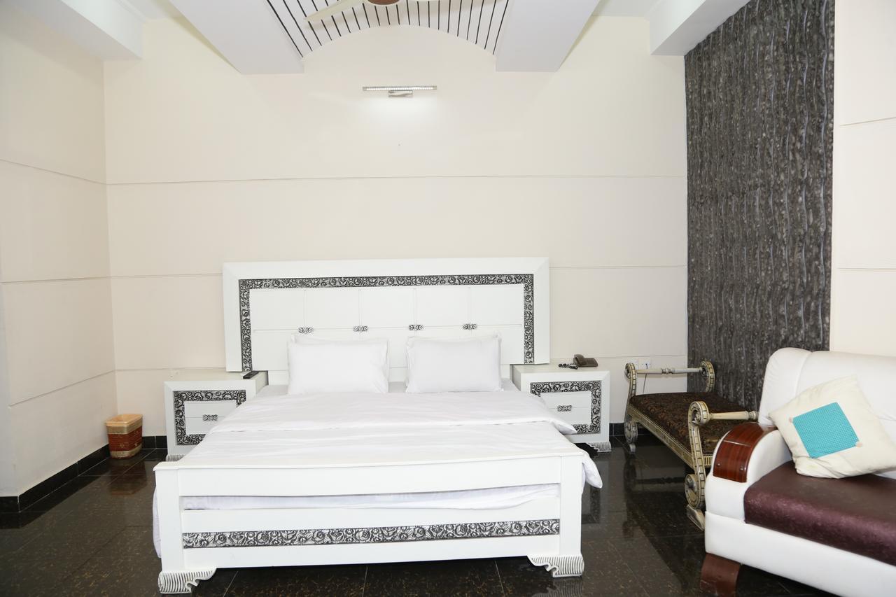 Midway Hotel & Restaurant Sadiqabad Extérieur photo